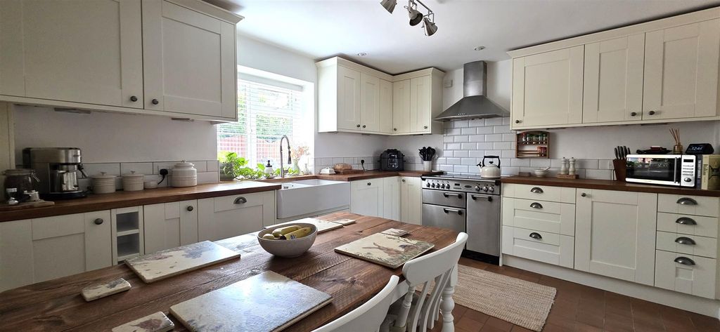 Property photo 2 of 9 Kitchen.Jpg