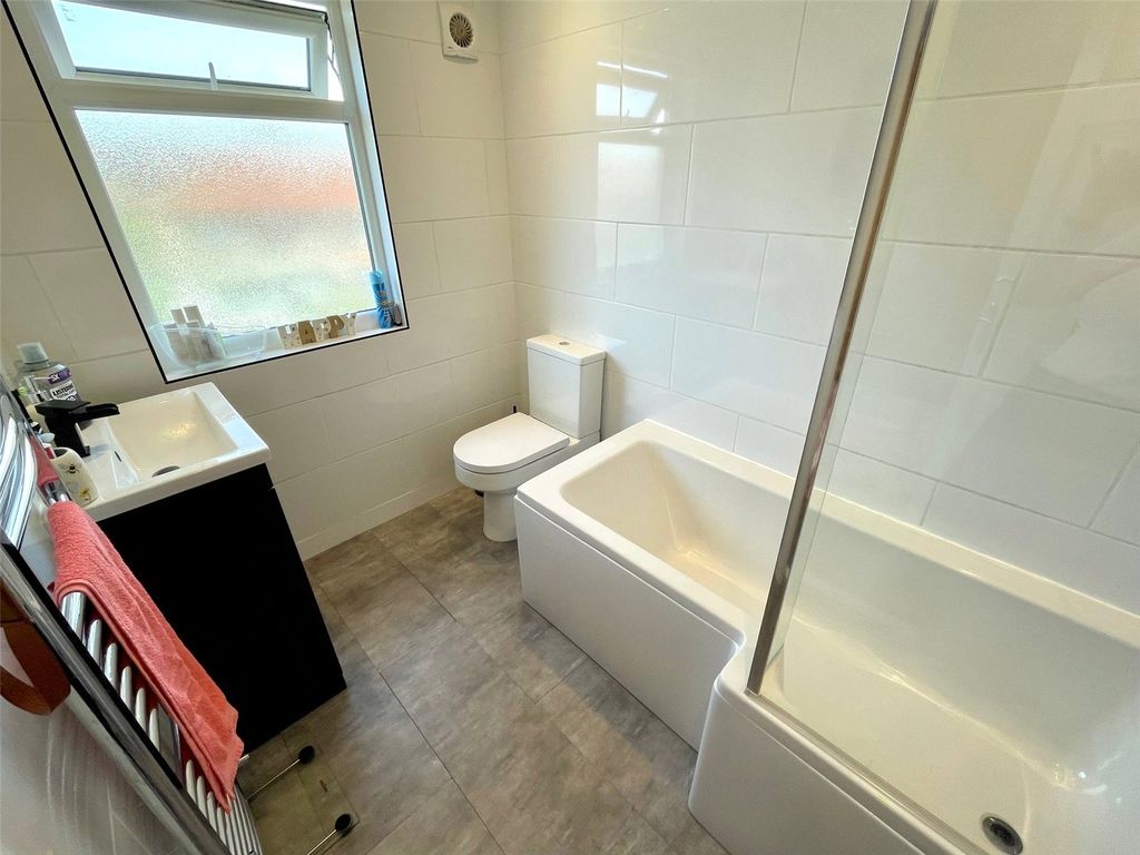 Property photo 3 of 23 En Suite Bathroom