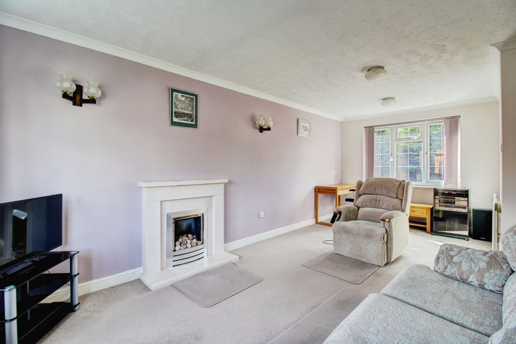 Property photo 2 of 19 Lounge