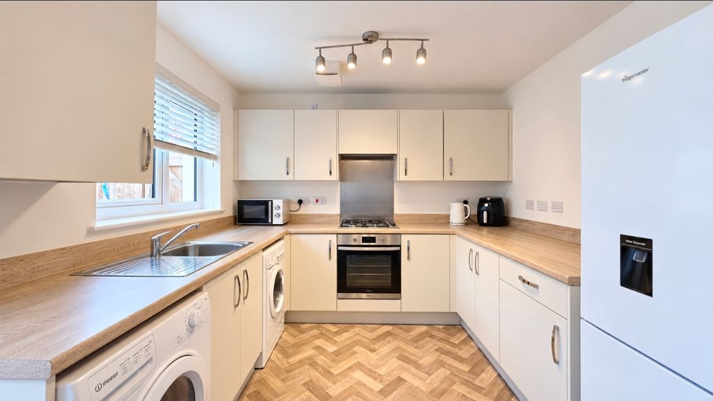 Property photo 2 of 11 Kitchen