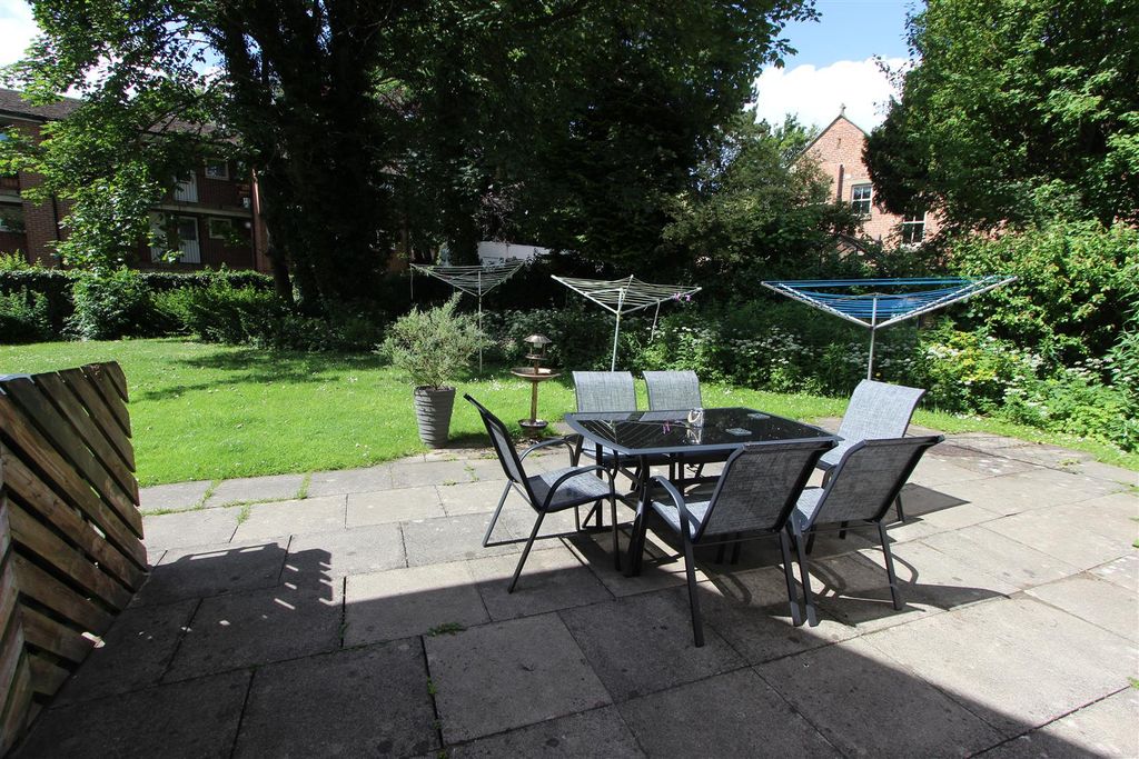 Property photo 2 of 9 Externally