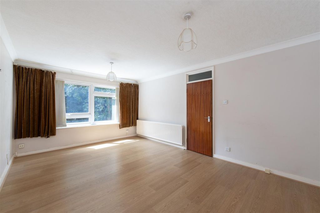 Property photo 2 of 10 Grange Gdns 5.Jpg