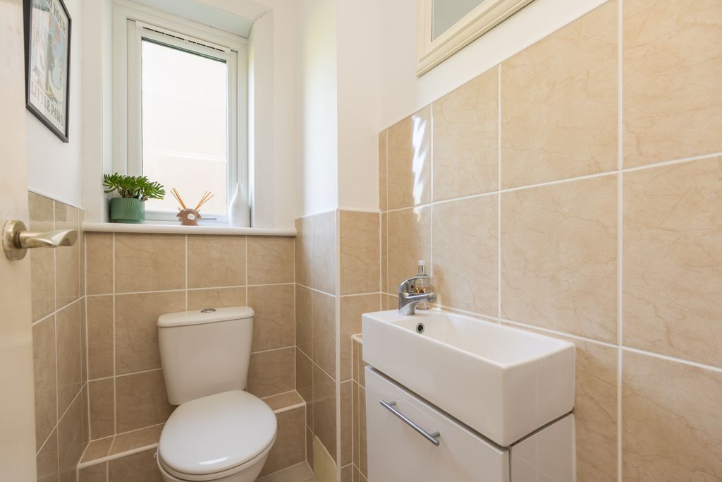 Additional image 12 of 2 bed flat for sale40/2 West Craigs Crescent, Edinburgh EH12