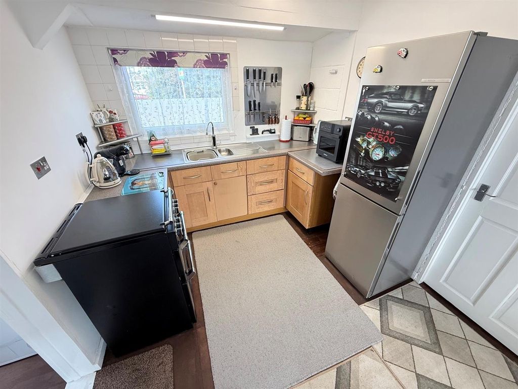 Property photo 3 of 19 Kitchen