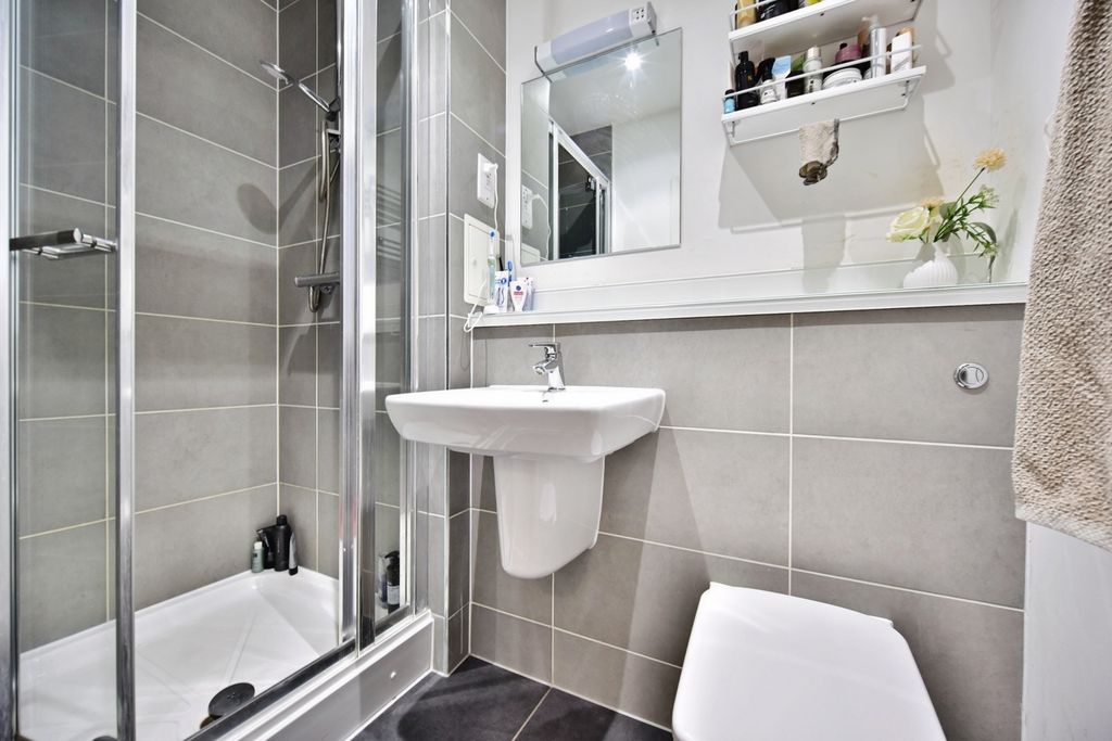 Property photo 3 of 12 En-Suite Shower