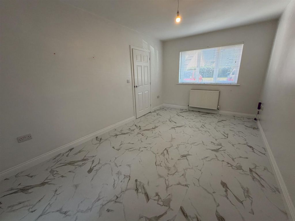Property photo 3 of 18 17 Royal Park -2.Jpg