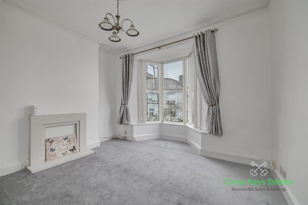 Property photo 3 of 17 Sitting Room