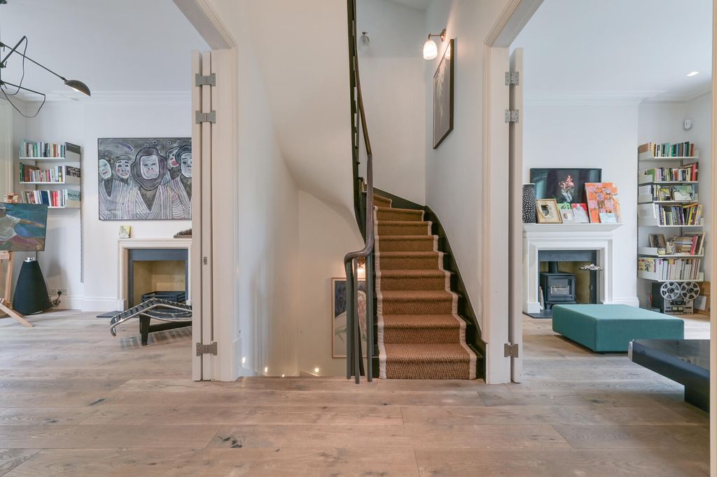 Property photo 3 of 17 Hallway