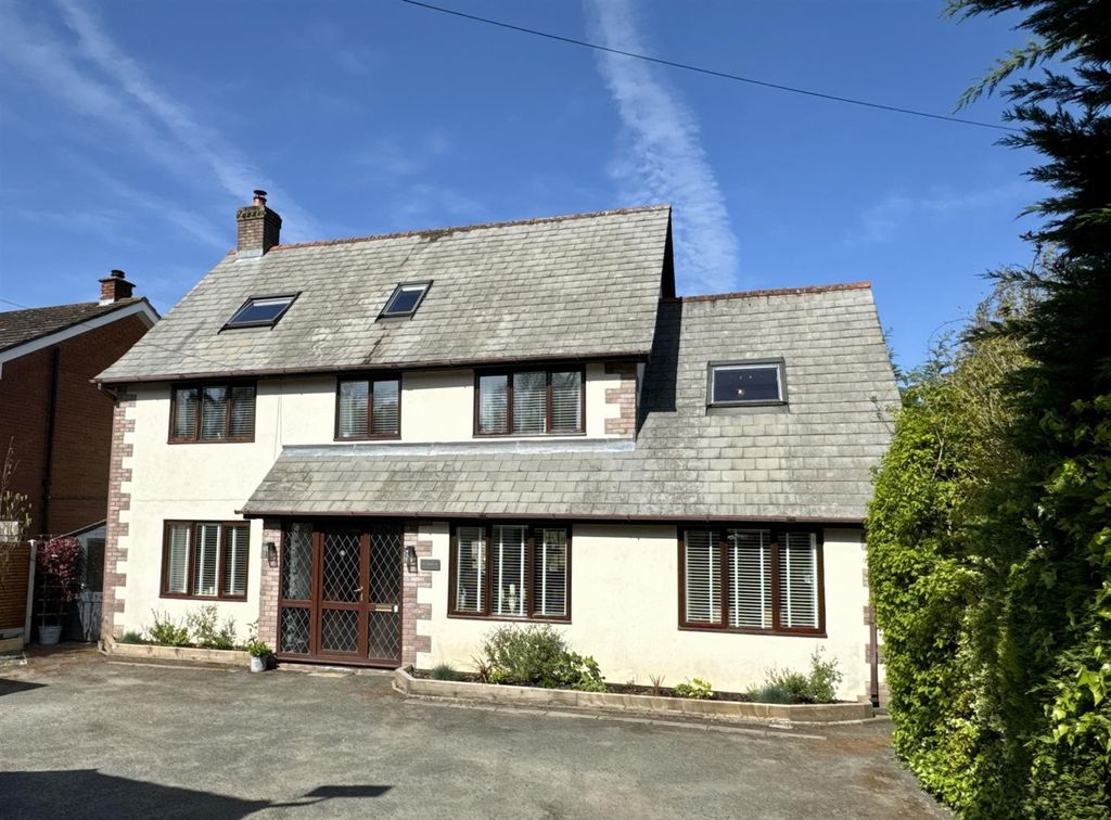 Property photo 1 of 20 Main Lisa.Jpg