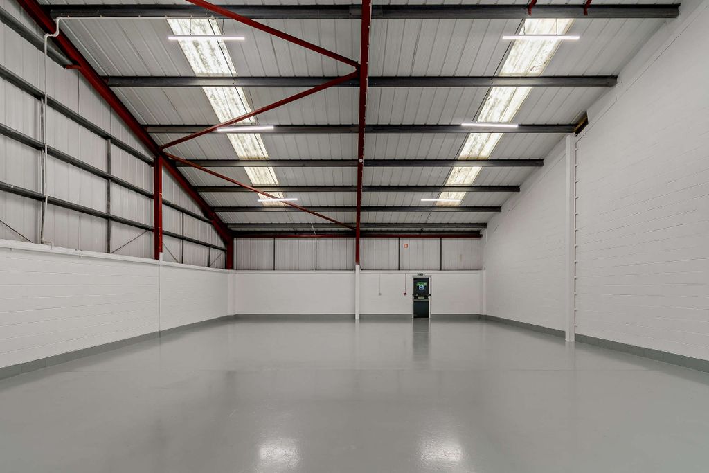 Property photo 3 of 19 8661001-Interior06-800