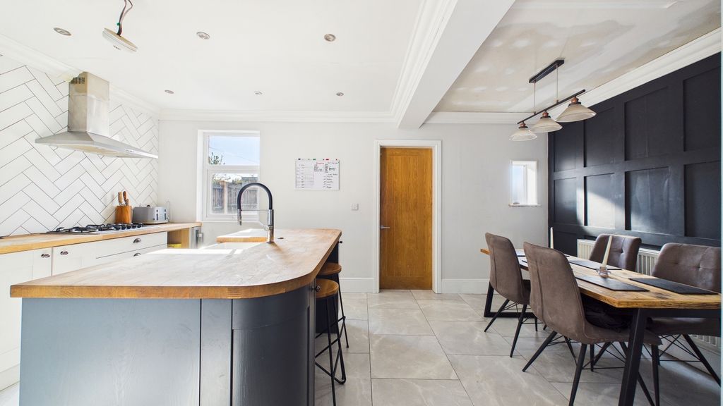 Property photo 3 of 12 Cam03669G0-Pr0065-Still006