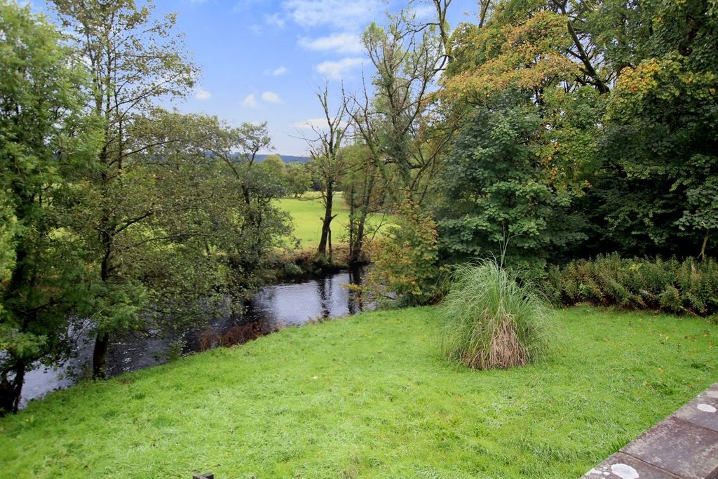 Property photo 2 of 32