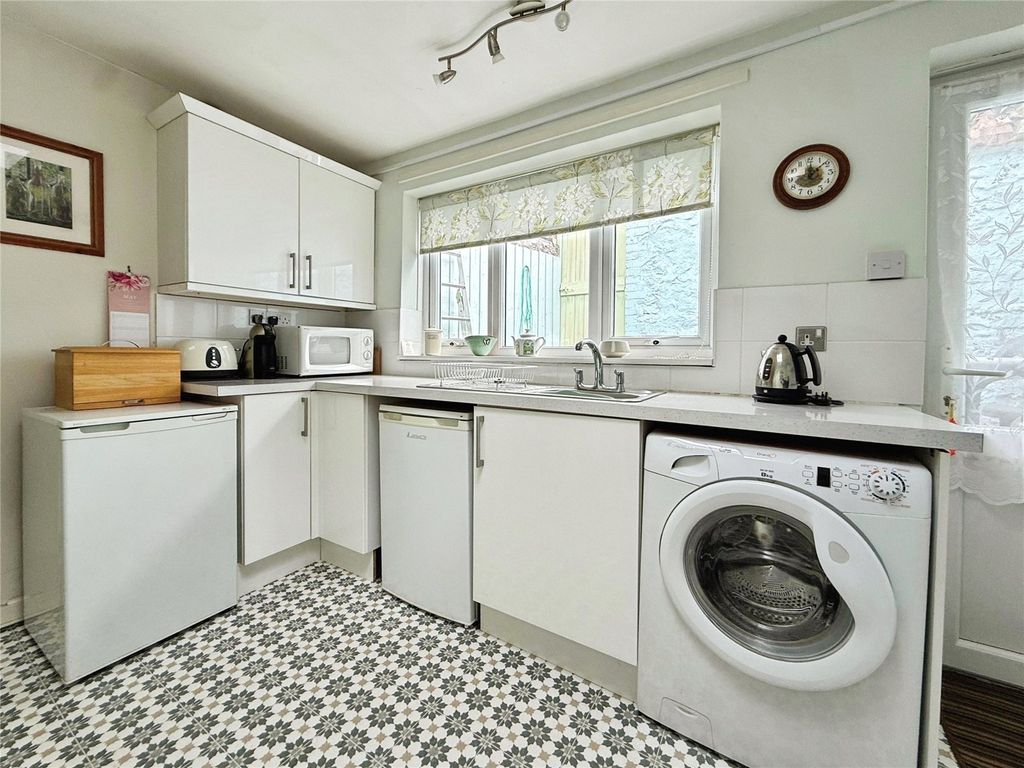 Property photo 3 of 12 Kitchen