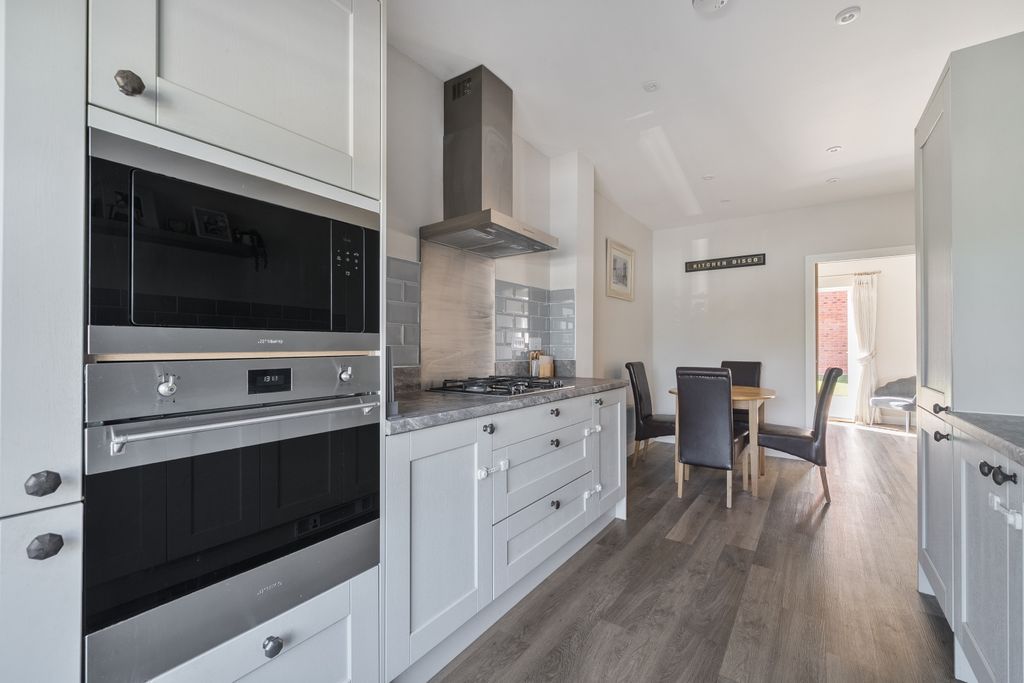 Property photo 2 of 15 1448761-10-69Eb42ba7A134