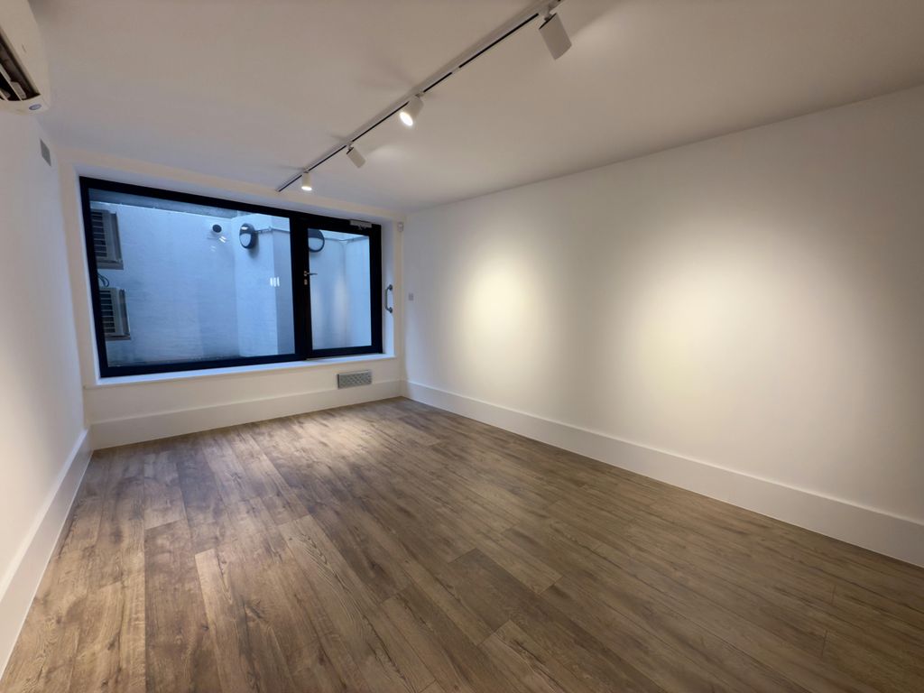 Property photo 2 of 15 118 Tooley Street  Minimalist Room With Wood Flooring And Large Window.Jpg