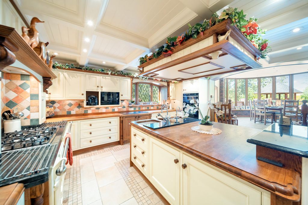 Property photo 2 of 33