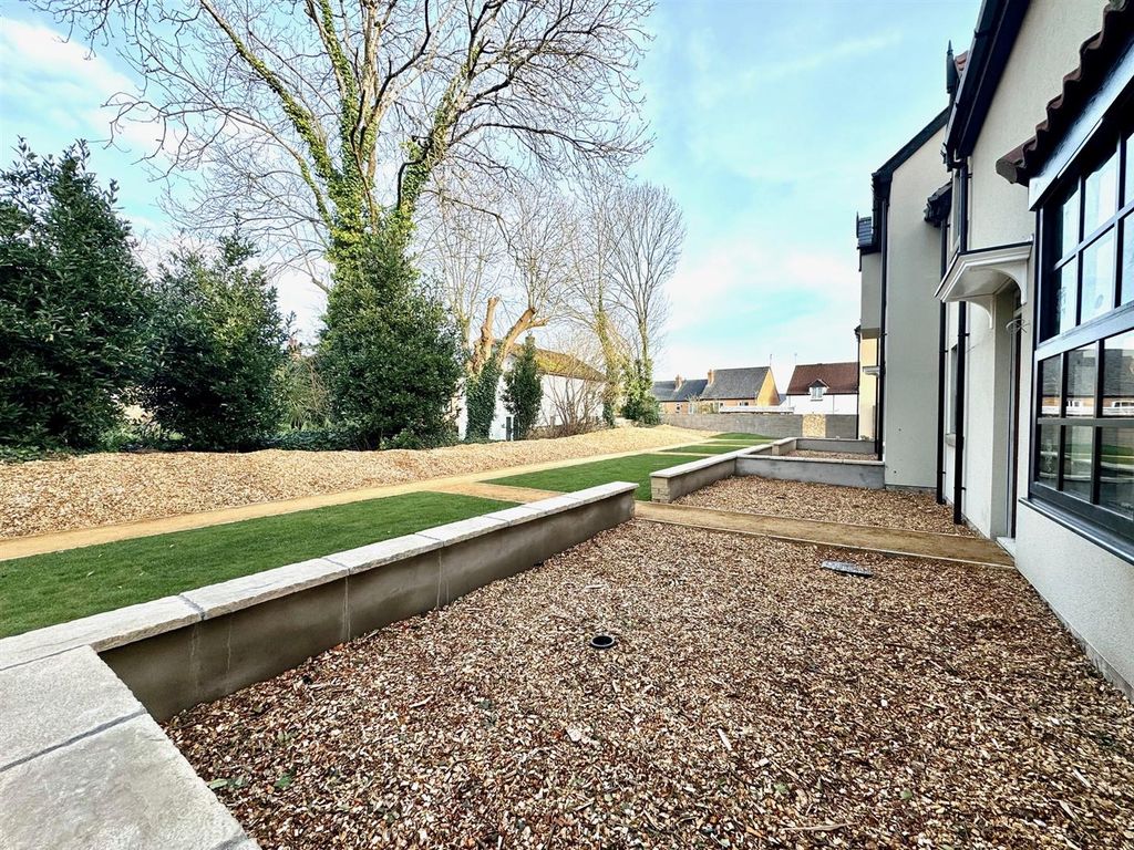 Property photo 3 of 10 Outside