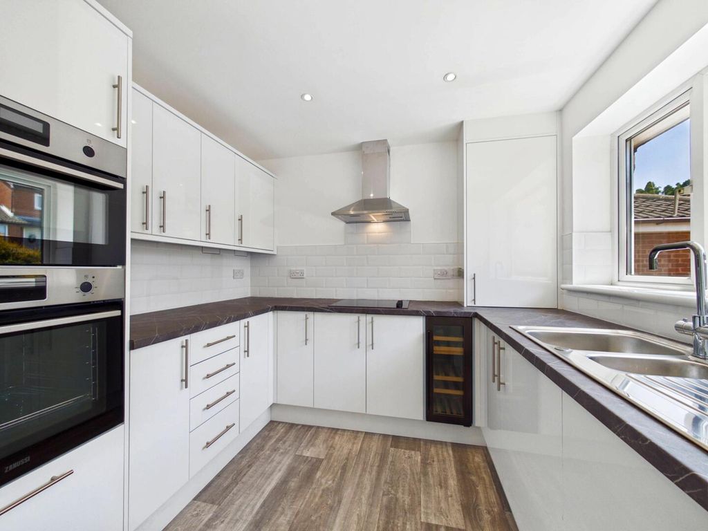 Property photo 3 of 9 Kitchen