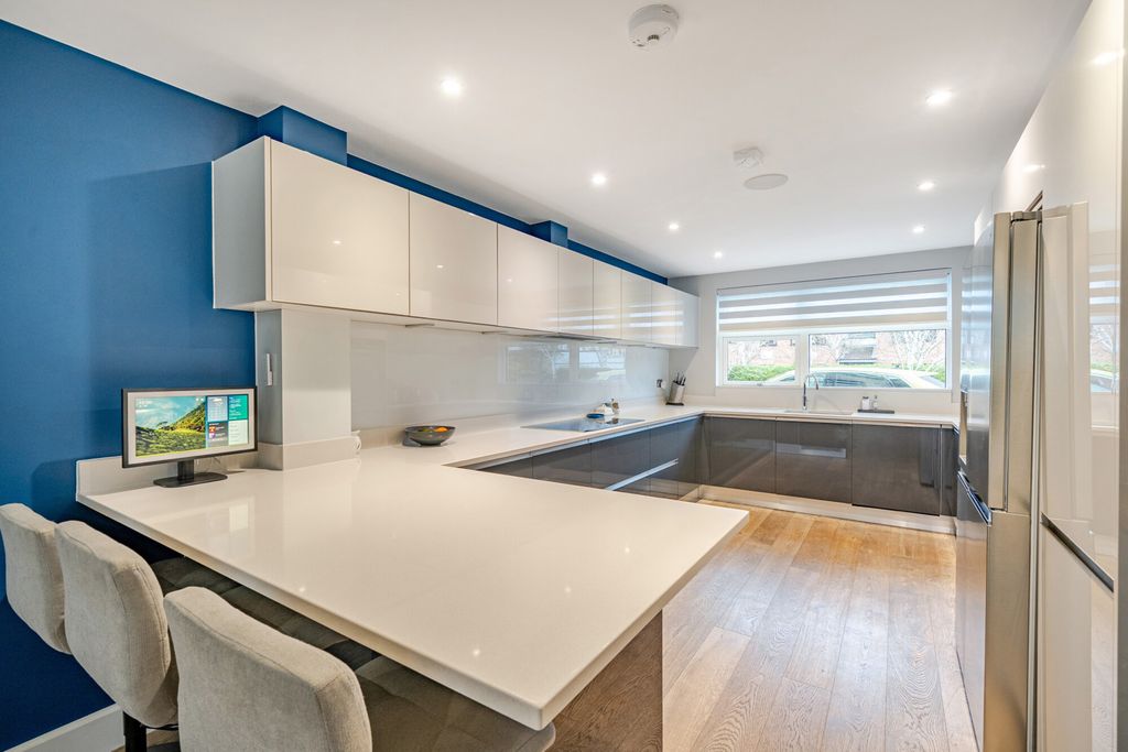 Property photo 3 of 23 1388545-20-693c03...