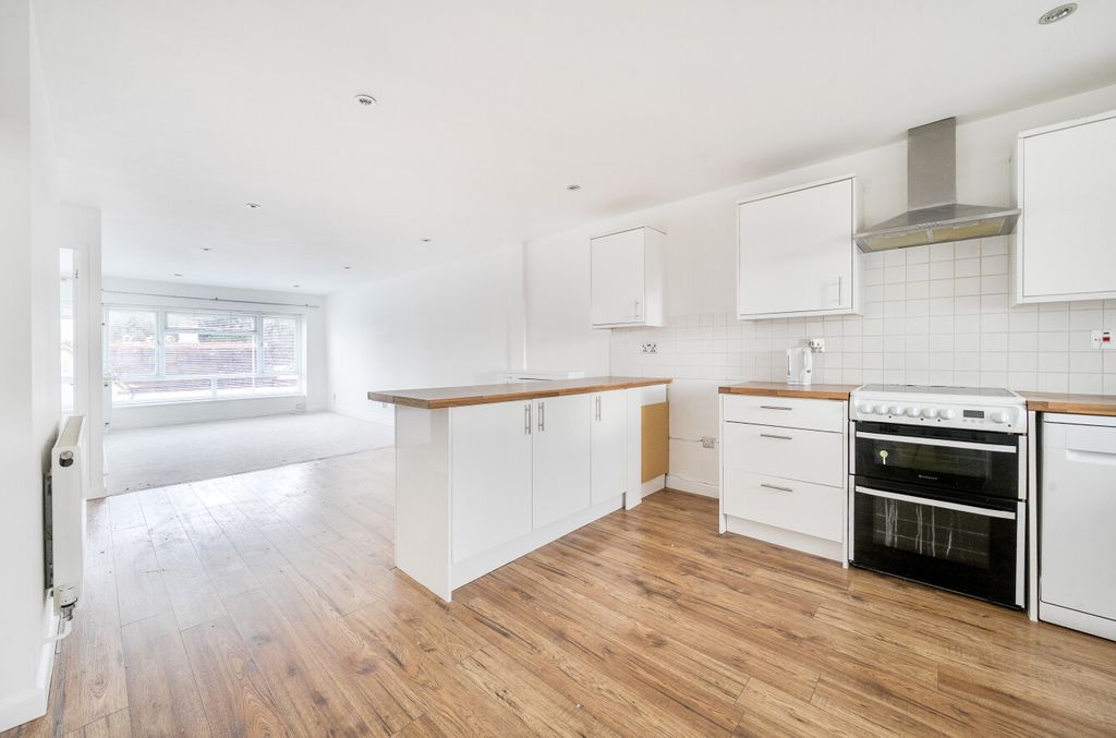 Property photo 3 of 13 1516618-10-6A9E7d...