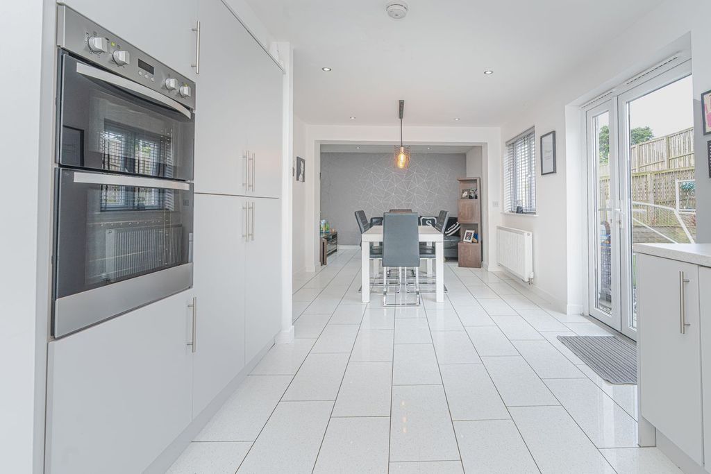 Property photo 2 of 31