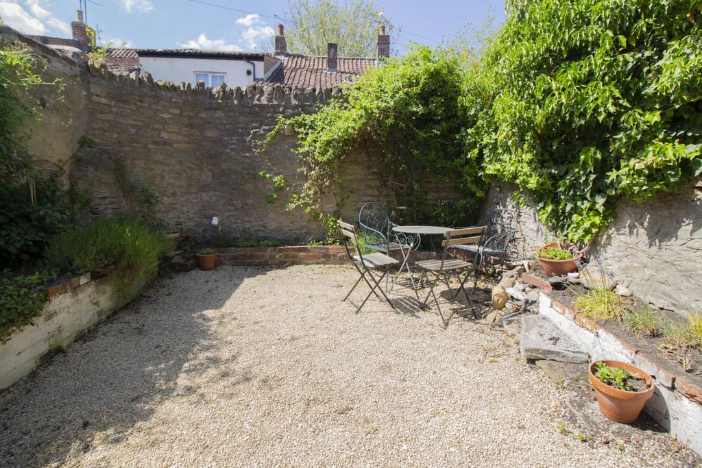Property photo 2 of 25