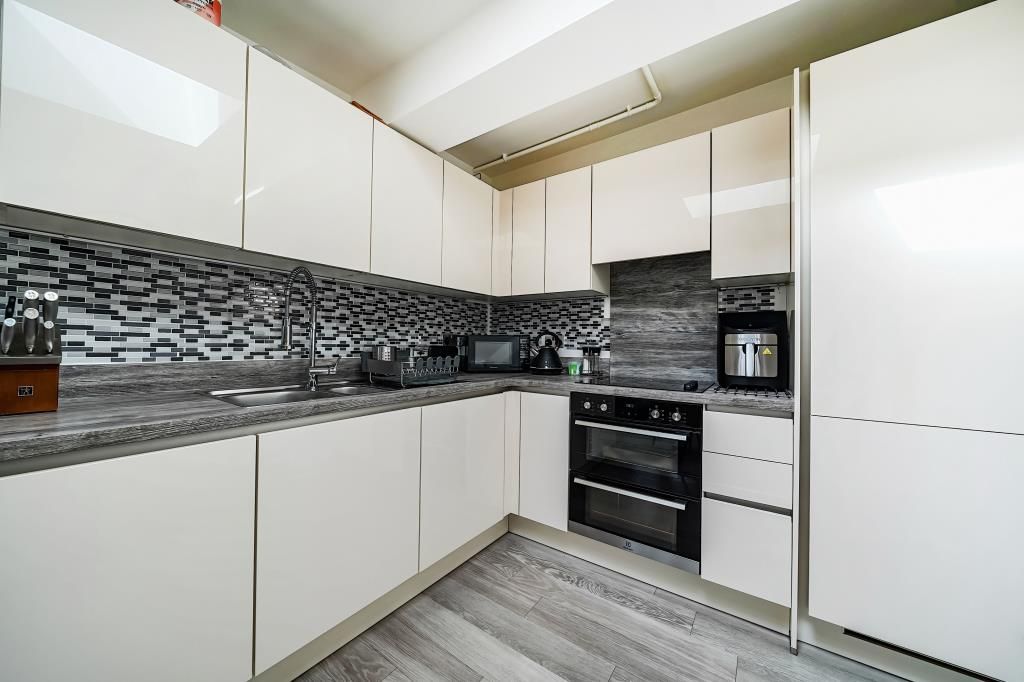 Property photo 3 of 19 Kitchen