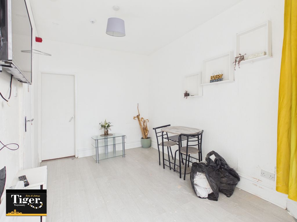 Property photo 3 of 7 Cam03440G0-Pr0688-Still005
