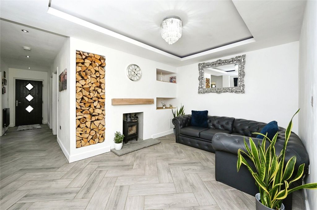 Property photo 3 of 13 Lounge