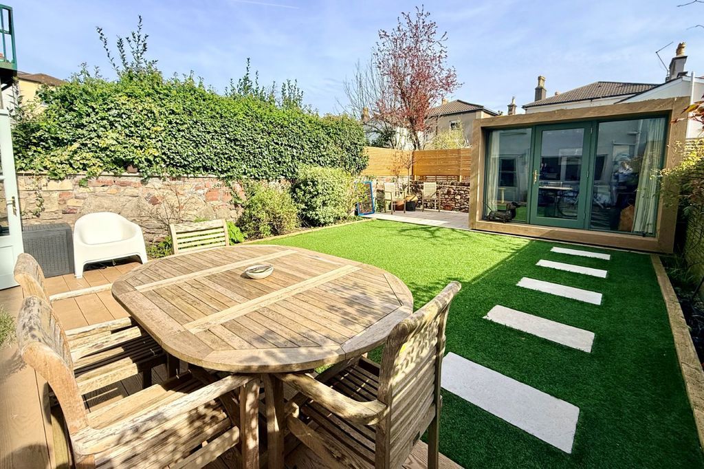 Property photo 2 of 33 Garden