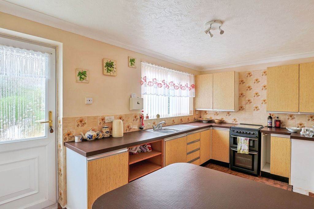 Property photo 3 of 22 Kitchen