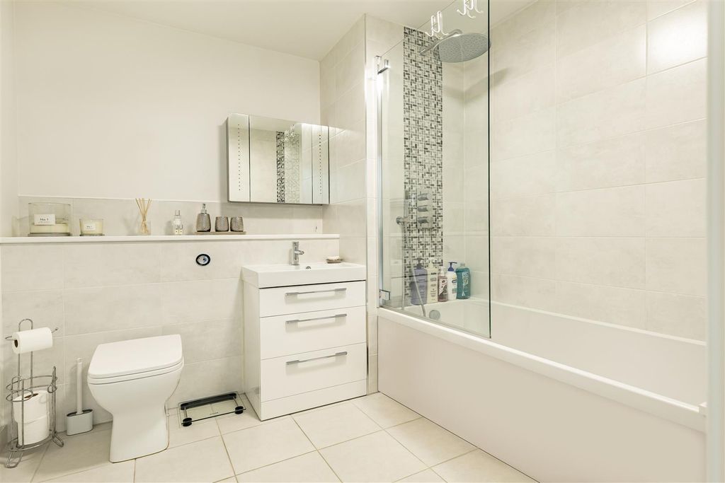 Property photo 3 of 18 2 Archer Close  (13).Jpg