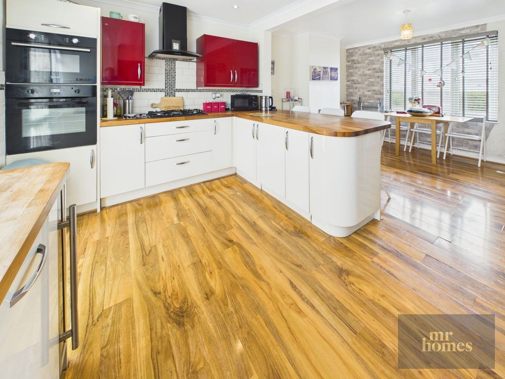 Property photo 2 of 33
