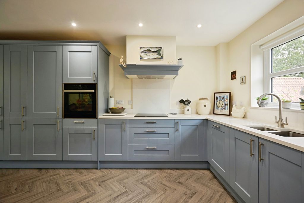 Property photo 3 of 17 Kitchen