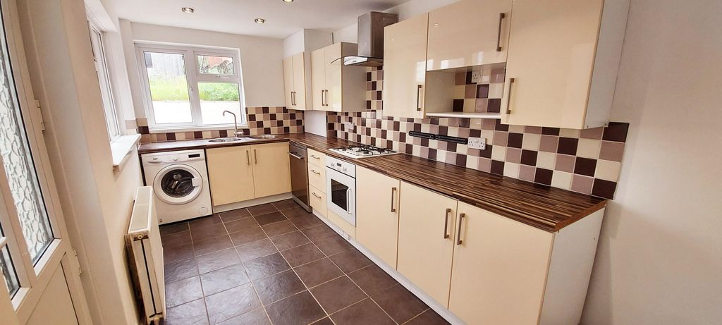 Property photo 1 of 8 Kitchen