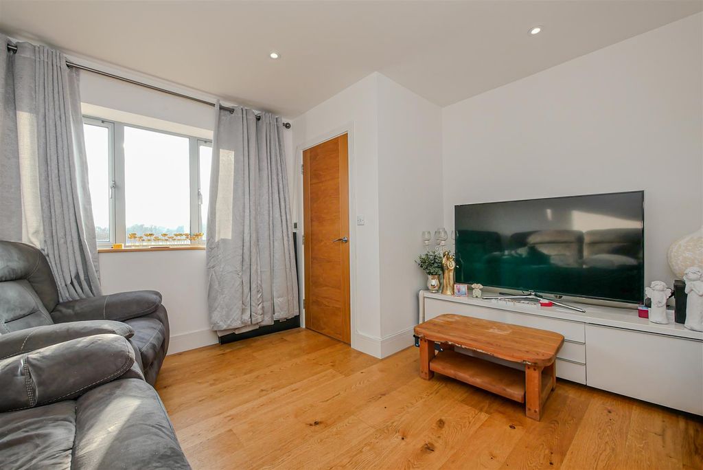 Property photo 3 of 10 Lounge