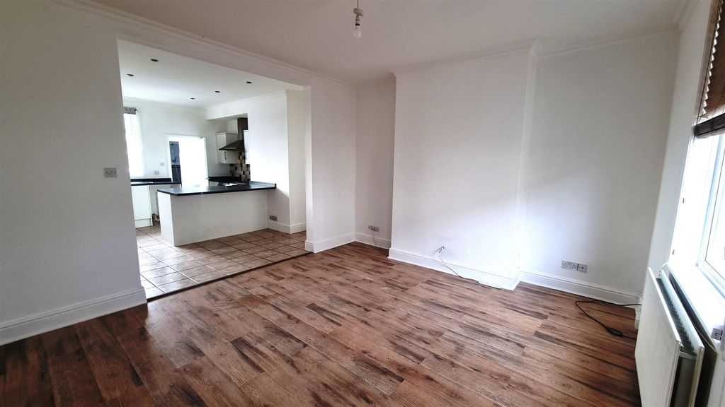 Property photo 3 of 9 Lounge