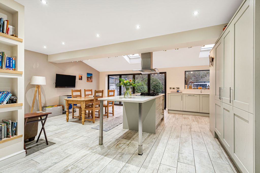 Property photo 2 of 33