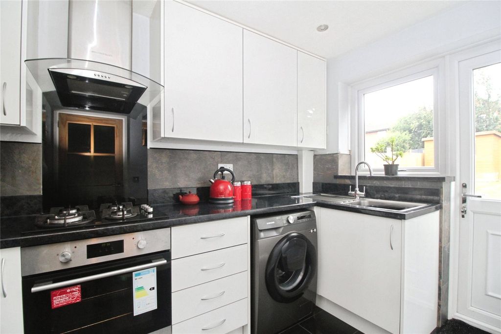 Property photo 2 of 11 Fitted Kitchen
