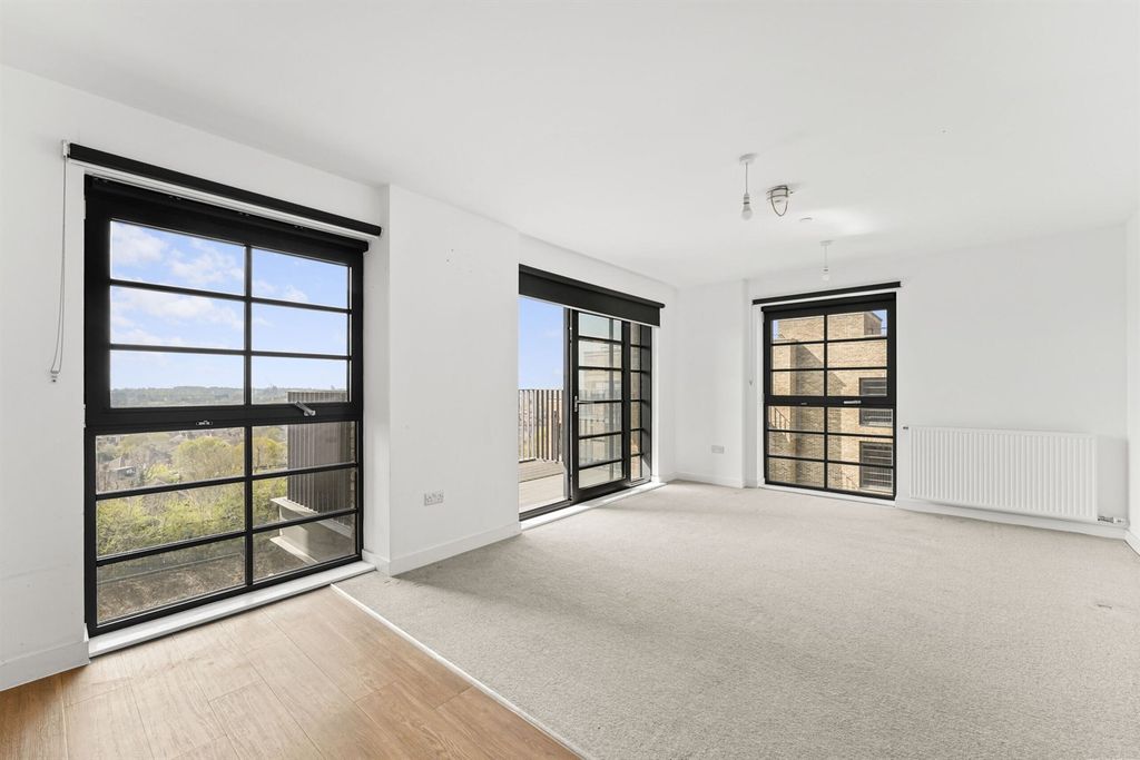 Property photo 1 of 8 (Main)