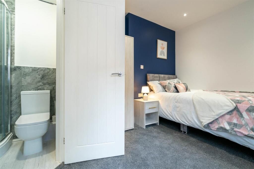 Property photo 2 of 10 Bright, Tidy Double Bedroom With Contemporary Dã©Co...