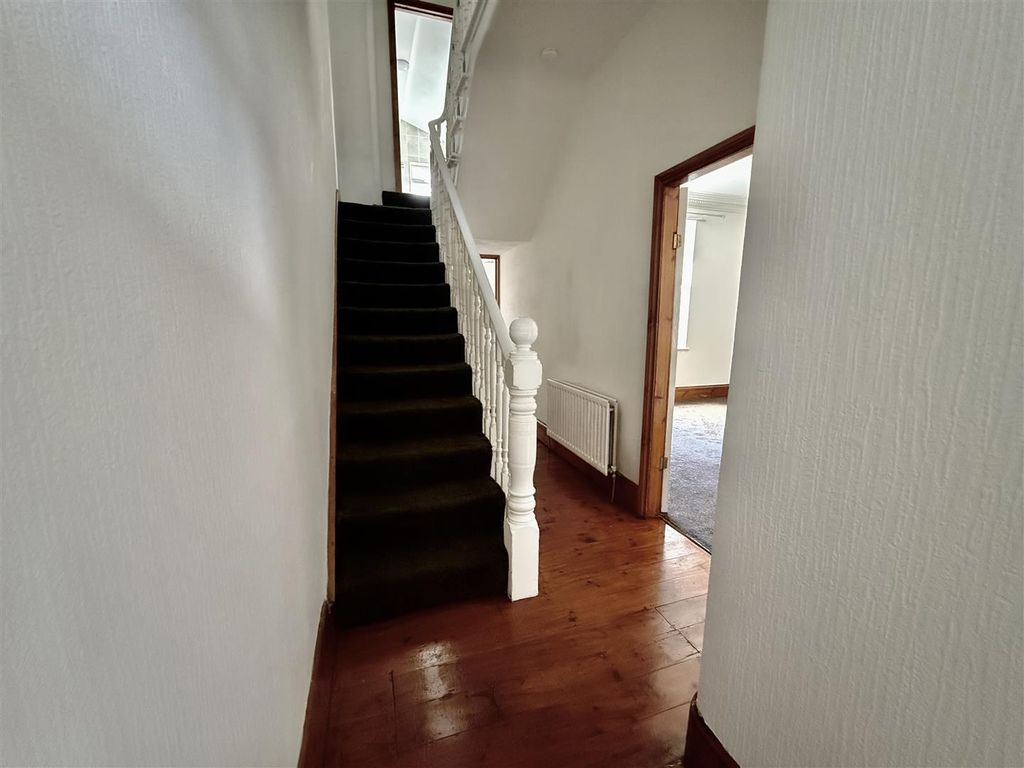Property photo 2 of 11 Entrance Hall