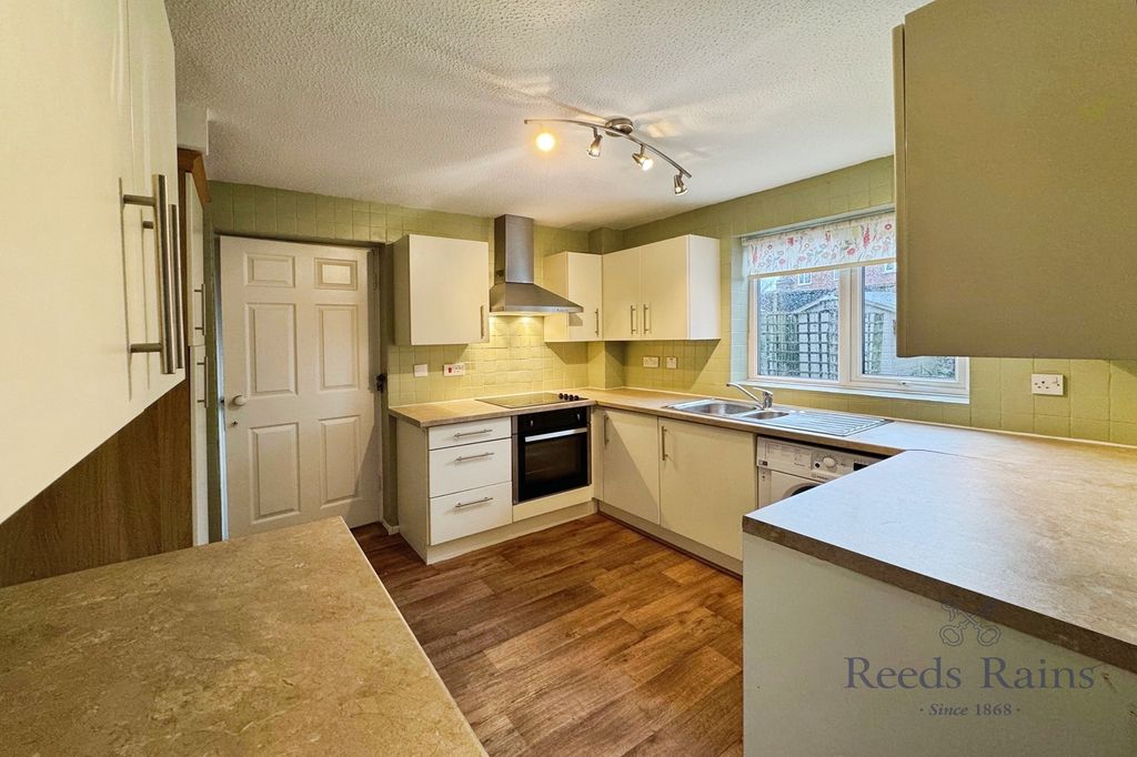 Property photo 2 of 19 Kitchen