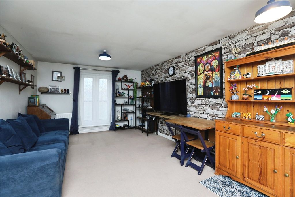 Property photo 2 of 15 Picture No. 11