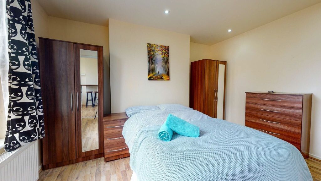 Property photo 1 of 8 Bedroom