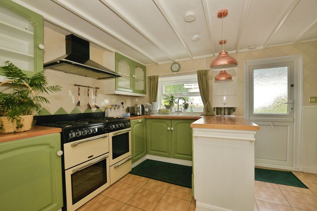Property photo 3 of 12 Kitchen