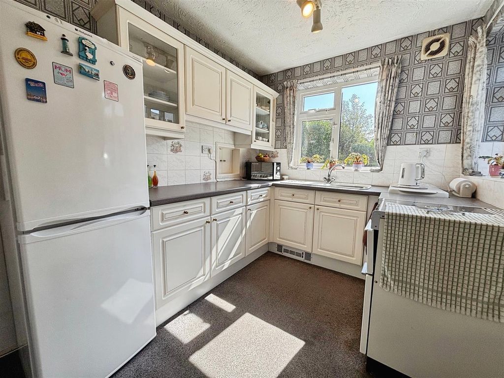 Property photo 2 of 20 Kitchen