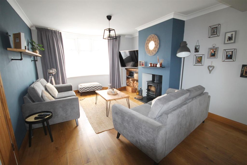 Property photo 3 of 20 Cr Lounge 1.Jpg