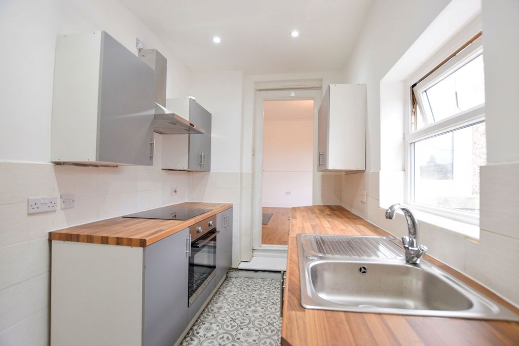 Property photo 1 of 8 Kitchen