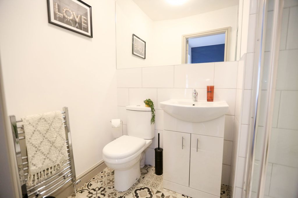 Property photo 2 of 6 En Suite Shower Room